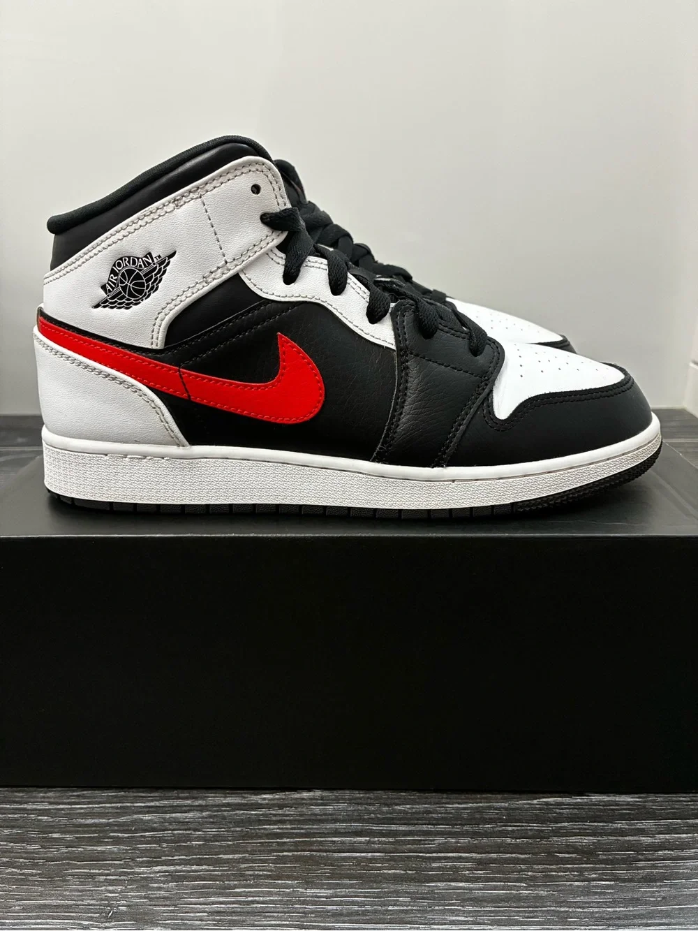 Jordan 1 Mid (GS) Black/Chile Red-White - Picture 4 of 10